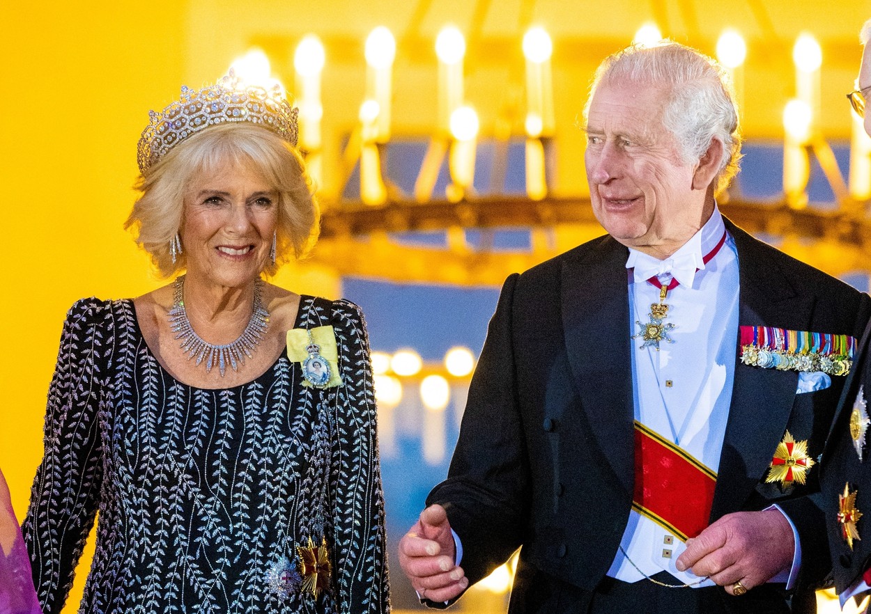 Regina Camilla și Regele Charles, îmbrăcați elegant, la un eveniment