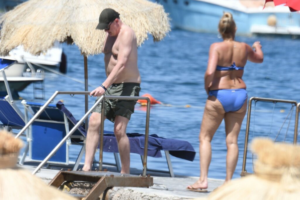 Brendan Fraser indossa pantaloncini corti con la sua ragazza sulla spiaggia in Italia