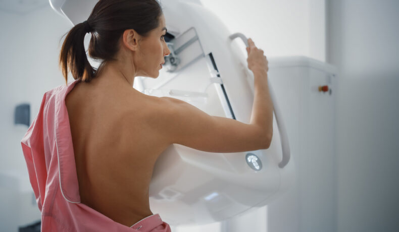 O femeie care face o mamografie