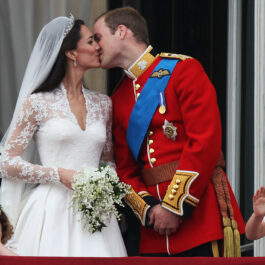 Kate Middleton și Prințul William se sărută pe gură, în balconul Palatului Buckingham