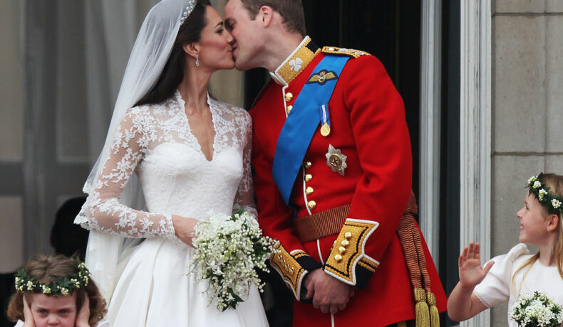 Kate Middleton și Prințul William se sărută pe gură, în balconul Palatului Buckingham