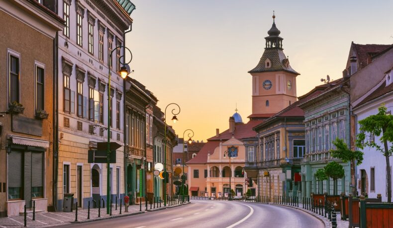 O panoramă a orașului Brașov surprinsă la apus