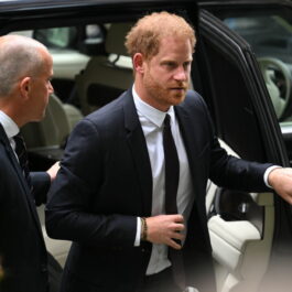 Prințul Harry, fotografiat în timp ce coboară din mașină, ajutat de un agent de securitate