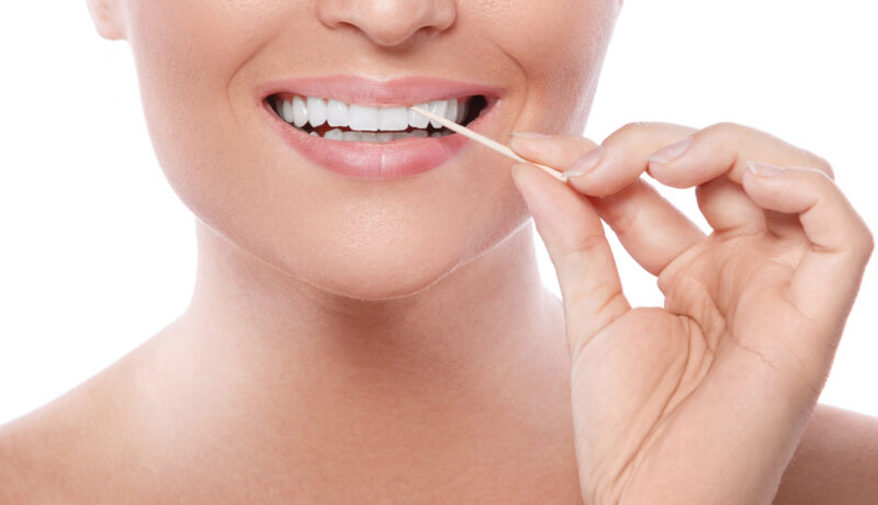 De ce nu e indicat să folosești niciodată scobitori pentru a curăța dinții, potrivit specialiștilor