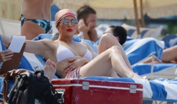 Jennifer Lopez în timp ce face plajă într-un costum de baie alb