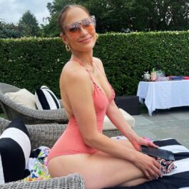 Jennifer Lopez în timp ce pozează într-un costum de baie roz