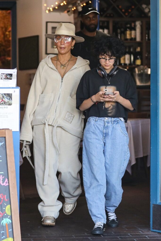 Jennifer Lopez și Emme în ținute sport în fața unei cafenele din Los Angeles
