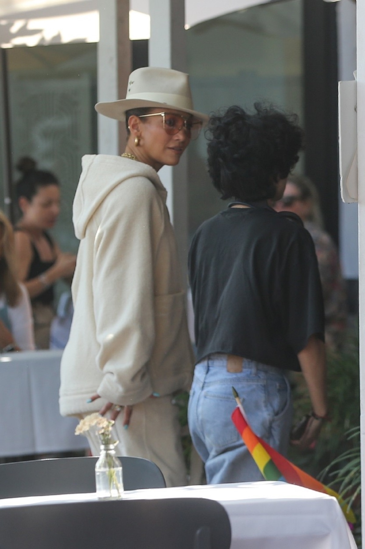 Jennifer Lopez și Emme în timp ce intră într-o cafenea din Los Angeles