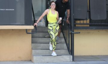 Jennifer Lopez, la o sală de sport, într-o ținută strălucitoare