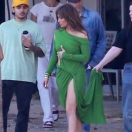 JLo, elegantă, într-o rochie verde, alături de echipa ei