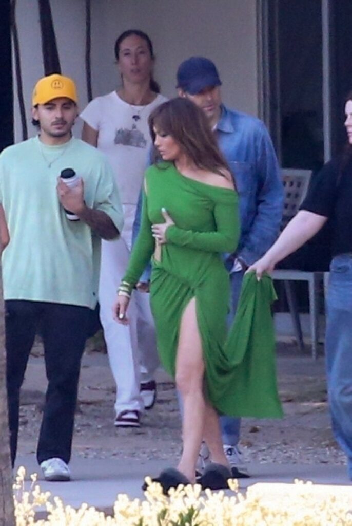 JLo, elegantă, într-o rochie verde, alături de echipa ei