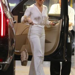 Jennifer Lopez, într-o ținută complet albă, în parcarea unei clădiri de birouri