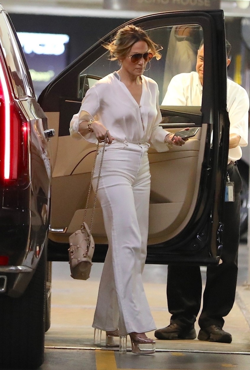 Jennifer Lopez, într-o ținută complet albă, în parcarea unei clădiri de birouri
