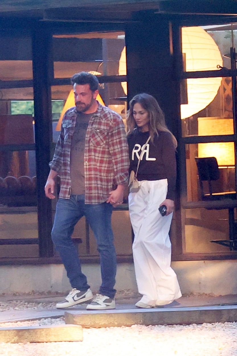 Jennifer Lopez, de mână cu Ben Affleck, în Los Angeles, în haine lejere
