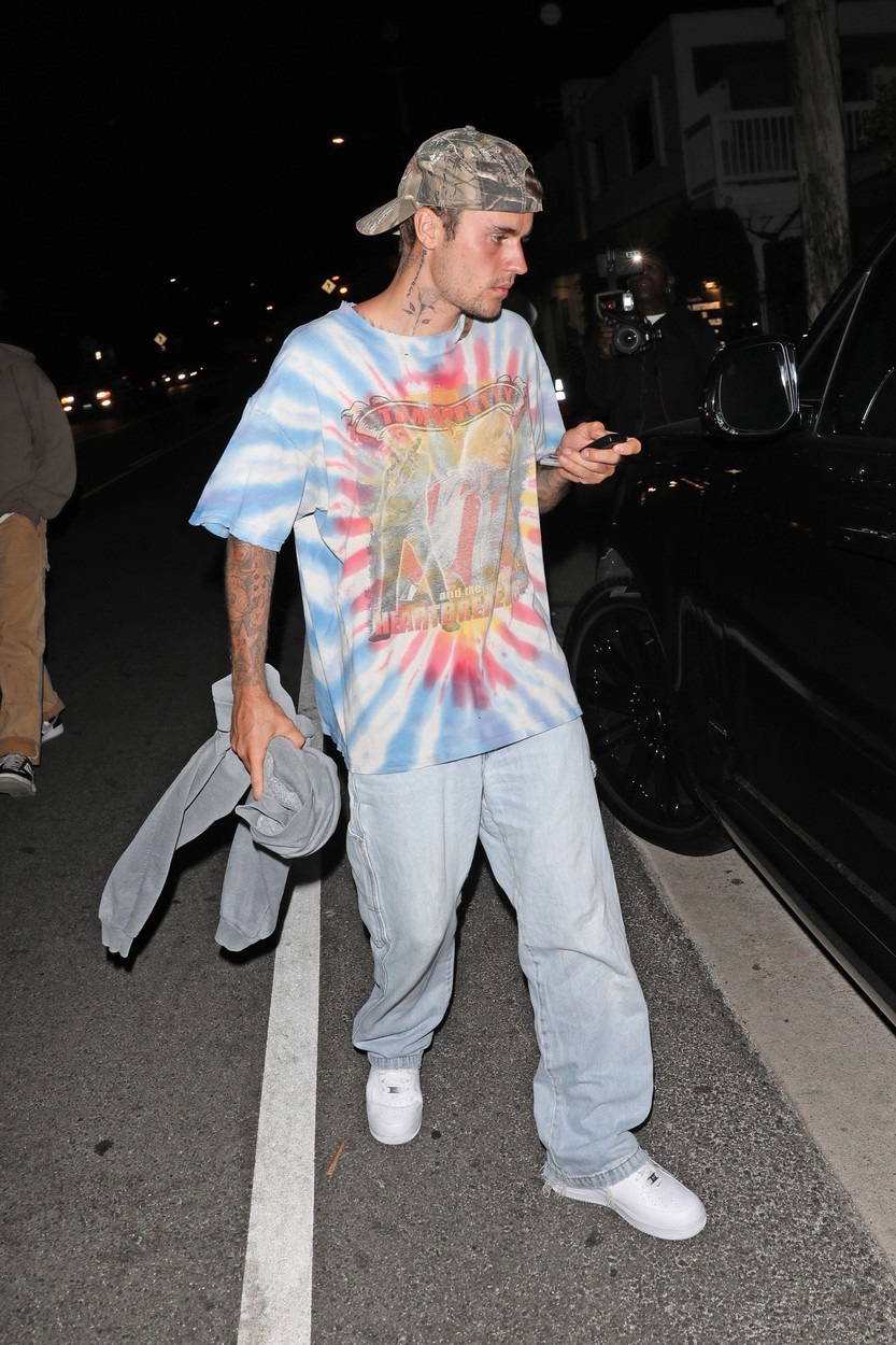 Justin Bieber, într-un tricou cu imprimeu, pe stradă