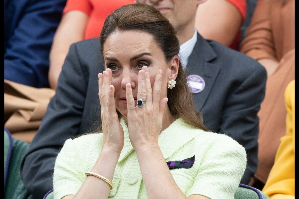Kate Middleton, cu mâinile la față, încercând să-și șteargă lacrimile