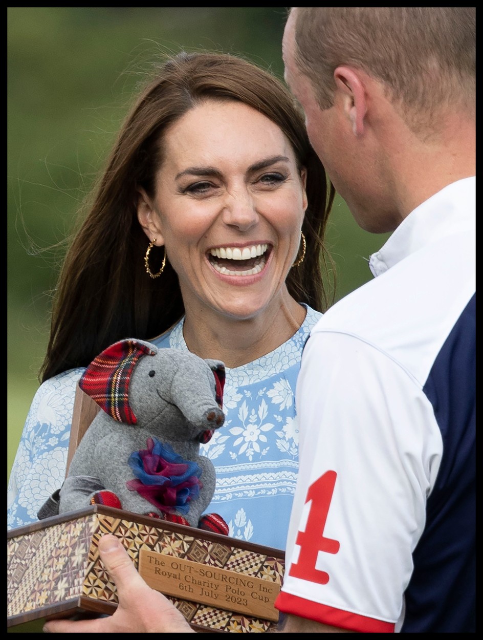 Kate Middleton îi oferă un trofeu Prințului William după Royal Charity Polo Club