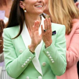 Kate Middleton, într-un sacou verde Balmain, în timp ce aplaudă
