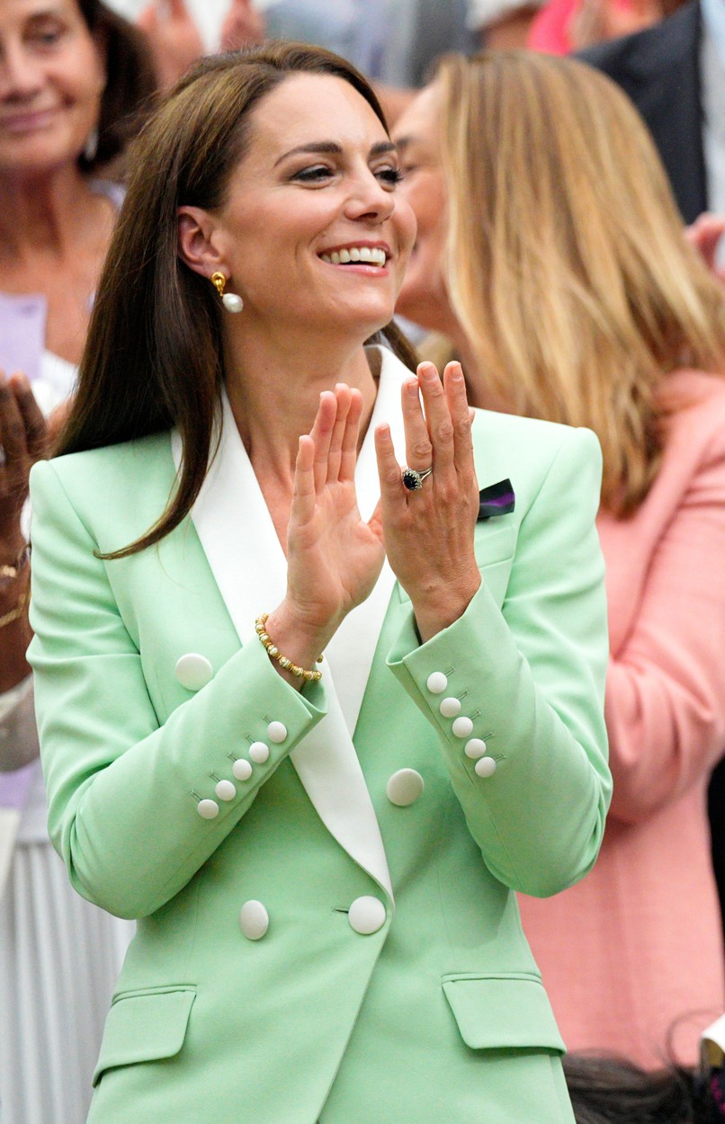 Kate Middleton, într-un sacou verde Balmain, în timp ce aplaudă