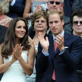 Kate Middleton și Prințul William în timp ce aplaudă concurenții la Wimbledon în anul 2011