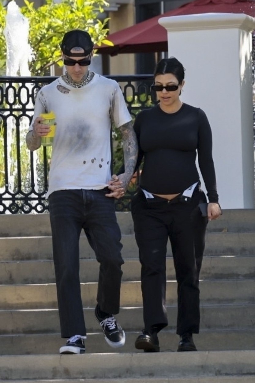 Kourtney Kardashian, de mână cu iubitul ei, pe stradă în Los Angeles