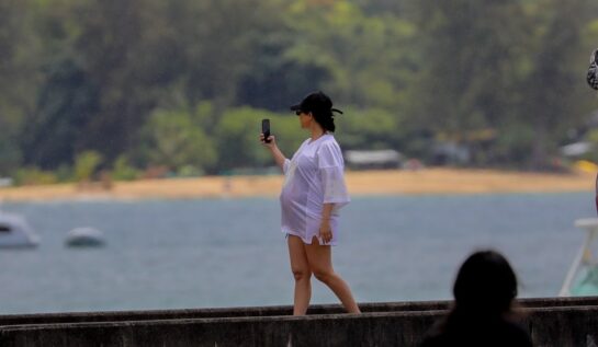 Kourtney Kardashian a purtat un costum de baie decupat. Vedeta este mândră de burtica sa de gravidă