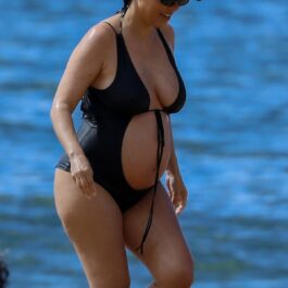Kourtney Kardashianîntr-un costum de baie negru, decupat