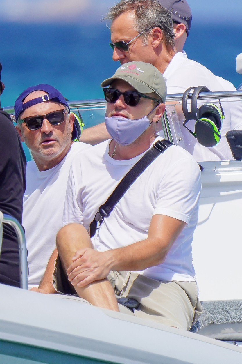 Leonardo DiCaprio, cu masca pe față, pe o barcă