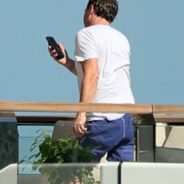 Leonardo DiCaprio, cu un telefon în mână, pe un iaht