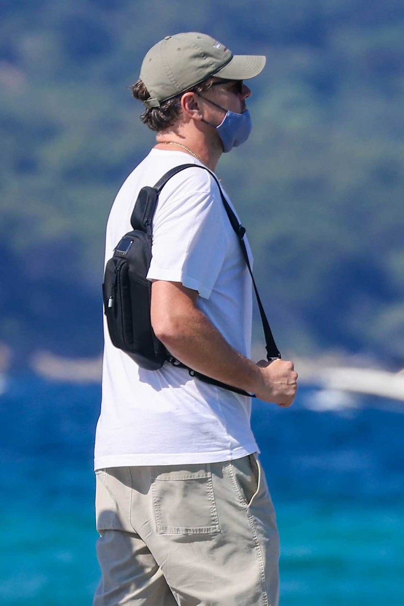 Leonardo DiCaprio, la plajă cu o geantă pe umăr, cu șapcă pe cap, într-o ținută sport