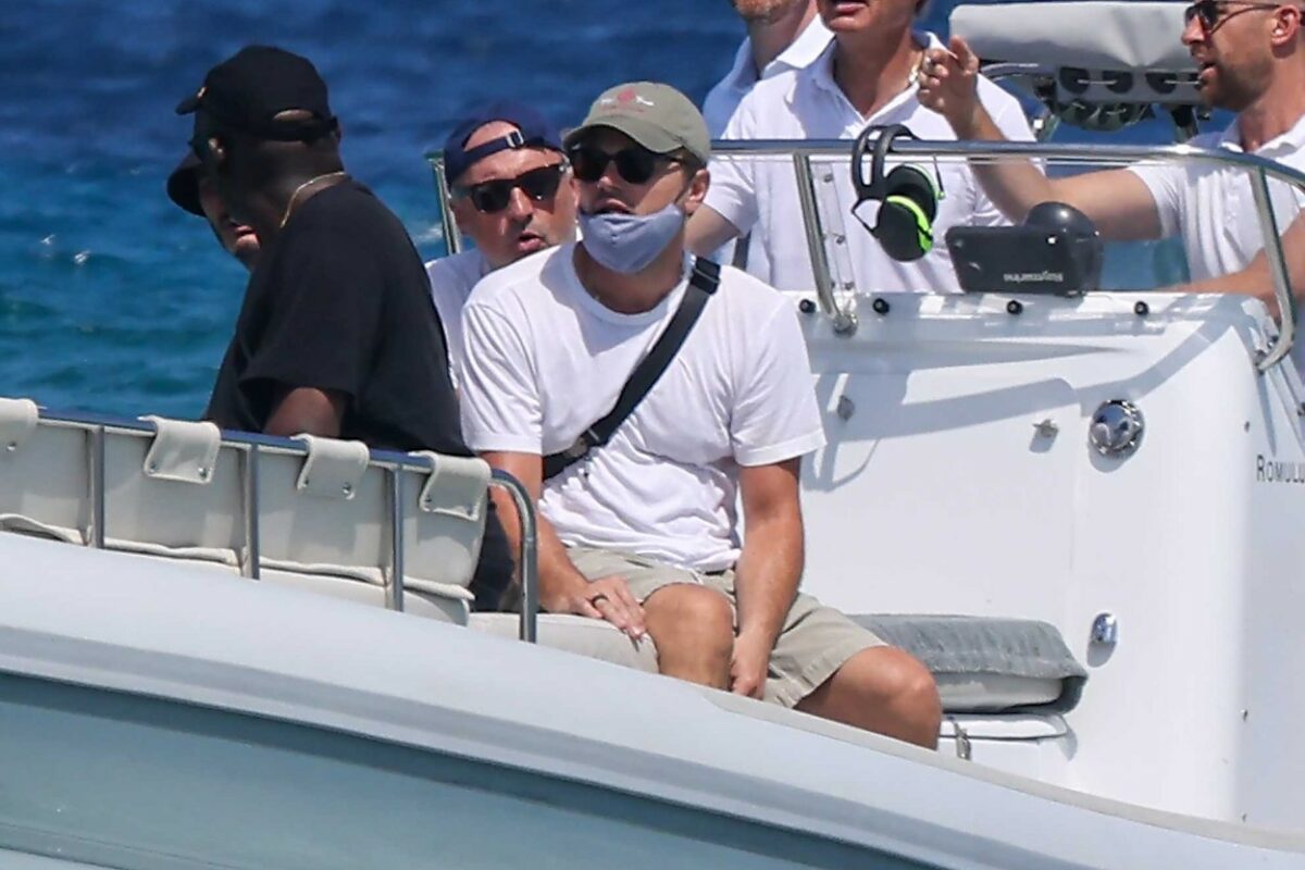 Leonardo DiCaprio, pe o barcă, în Saint Tropez, alături de prieteni
