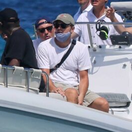 Leonardo DiCaprio, pe o barcă, în Saint Tropez, alături de prieteni
