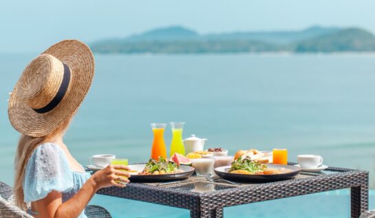 Mâncarea sănătoasă în vacanță: cum să gestionezi dieta și să eviți excesul, potrivit experților