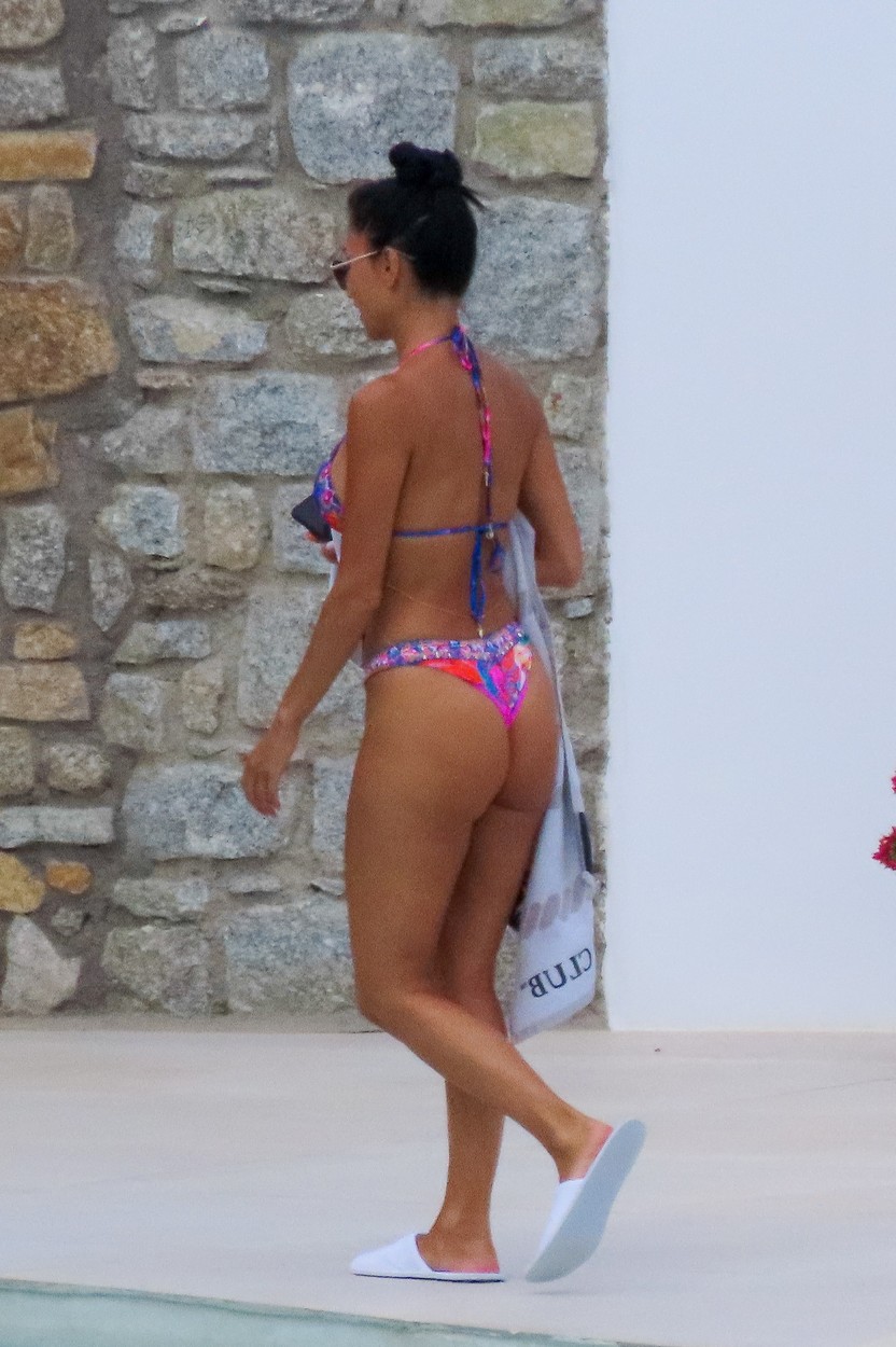 Nicole Scherzinger, într-un costum de baie colorat, la piscină