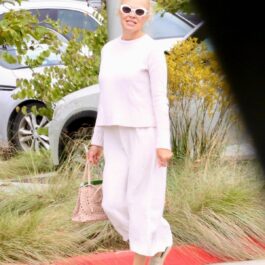 Pamela Anderson într-o ținută all white în timp ce se plimbă pe străzile din Malibu