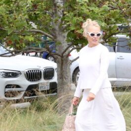 Pamela Anderson a fost surprinsă fără machiaj, într-o ținută albă, pe străzile din Malibu