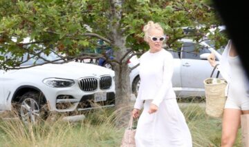 Pamela Anderson a fost surprinsă fără machiaj, într-o ținută albă, pe străzile din Malibu