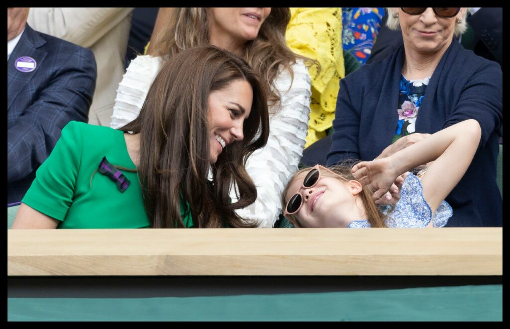 Kate Middleton discută cu Prințesa Charlotte în loja regală, la Wimbeldon
