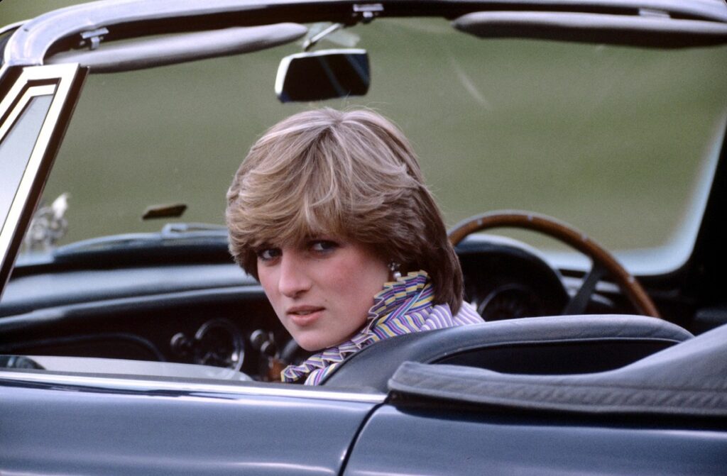 Prințesa Diana în timp ce conduce o mașină