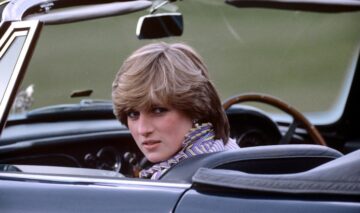 Prințesa Diana în timp ce conduce o mașină
