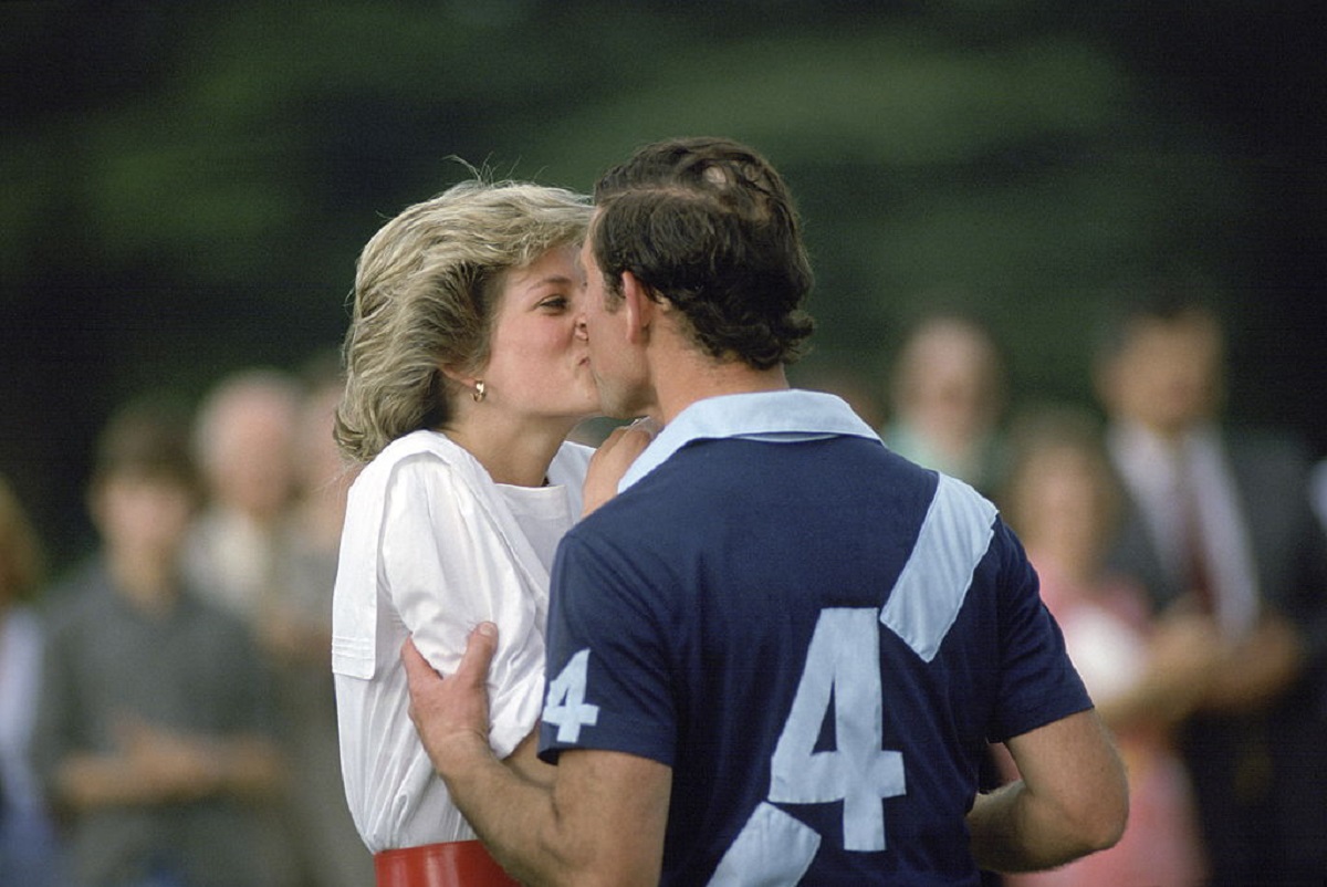 Prințul Charles și Prințesa Diana în timp ce se sărută la un meci de polo din 1985