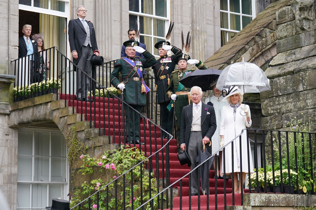 Regele Charles și Regina Camilla, alături de invitați la petrecerea dată în cinstea lor în Scoția