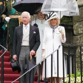 Regele Charles și Regina Camilla, pe treptele palatului din Scoția