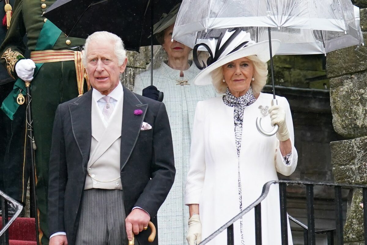 Regele Charles și Regina Camilla, în ținute elegante, în Scoția