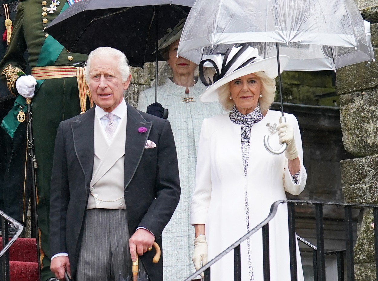 Regele Charles și Regina Camilla, în ținute elegante, în Scoția