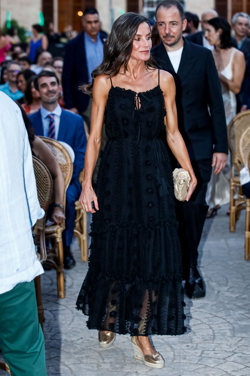 Regina Letizia, la un eveniment de film, într-o rochie neagră, cu sandale cu platformă