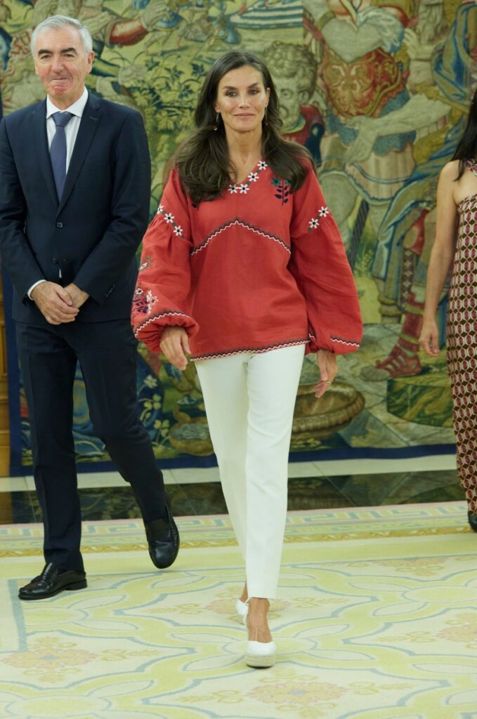 Regina Letizia, într-o bluză roșie asortată cu pantaloni albi, la Palatul Zarzuela