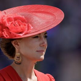 Kate Middleton într-un costum roșu în timpul evenimentului Royal Ascot 2023
