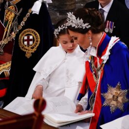 Kate Middleton și Prințesa Charlotte în timp ce vorbesc la încoronarea Regelui Charles