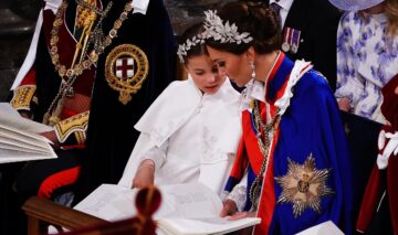 Kate Middleton și Prințesa Charlotte în timp ce vorbesc la încoronarea Regelui Charles